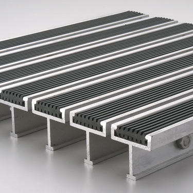 Foot grille with grooved vinyl insert in T-shaped blades - LAV1